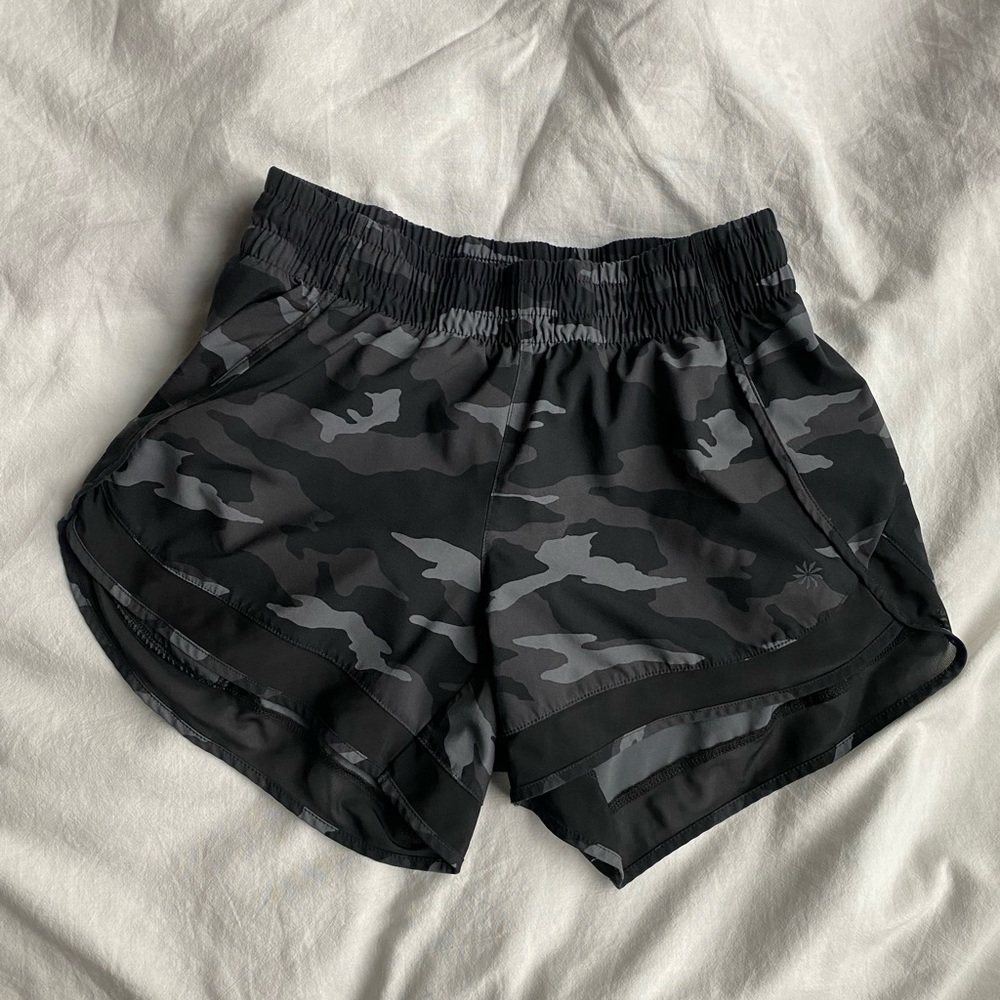 Athleta camo printed mesh racer run shorts 4”, Size “XS”
